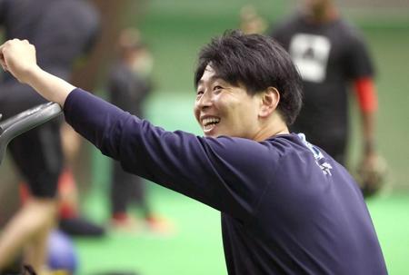 　練習中に笑顔を見せる大瀬良（撮影・中島達哉）