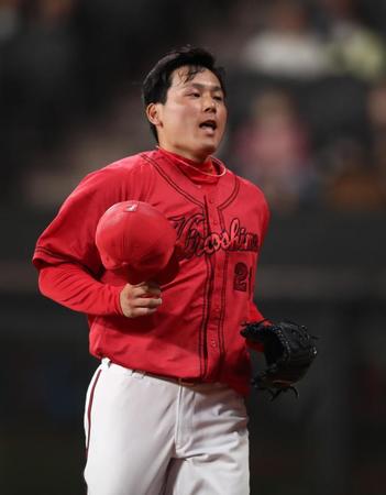 　７回、万波を遊ゴロに抑え、ベンチに戻る栗林（撮影・中島達哉）