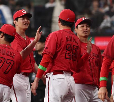 　勝利をあげ、大瀬良（左）と栗林を迎える新井監督（中央）＝撮影・中島達哉