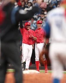 広島が八回に鮮やか逆転　龍馬同点打！“神様”松山勝ち越し打！
