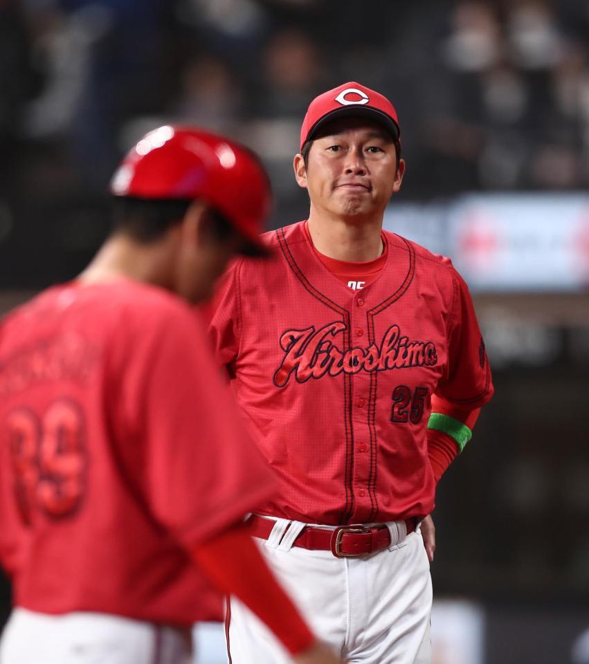　７回、選手交代を告げ、ベンチに戻る新井監督（撮影・中島達哉）