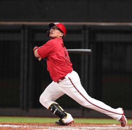 　８回、勝ち越しとなる左前適時打を放つ代打・松山（撮影・中島達哉）