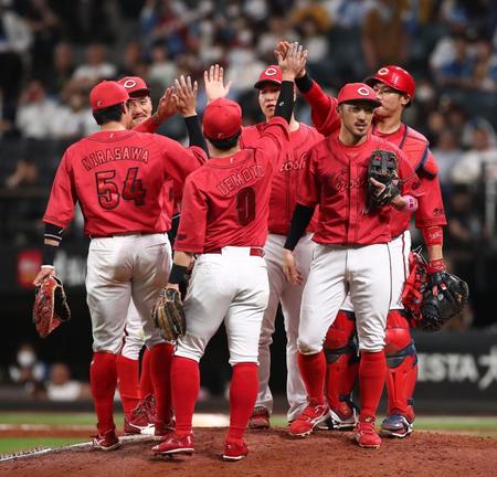 　勝利をあげ、タッチを交わす矢崎（中央奥）ら広島ナイン（撮影・中島達哉）