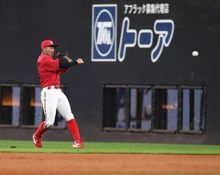 　７回、上川畑の打球をさばき、好守をみせる菊池（撮影・中島達哉）