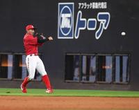 　７回、上川畑の打球をさばき、好守をみせる菊池（撮影・中島達哉）