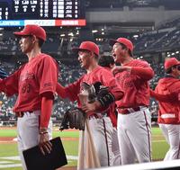 　勝利をあげ、矢野（中央）と出迎える新井監督（右）＝撮影・中島達哉