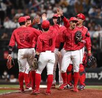 　勝利をあげ、タッチを交わす矢崎（中央奥）ら広島ナイン（撮影・中島達哉）