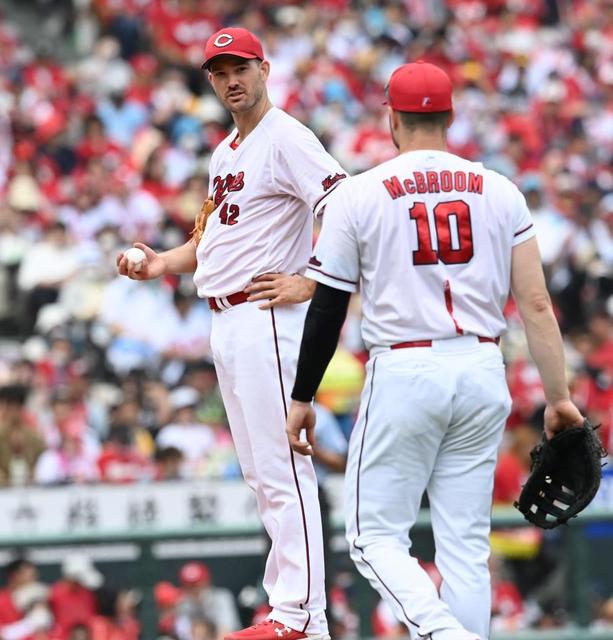 【写真】足を気にするアンダーソン　厳しい表情でマクブルームと話し込む