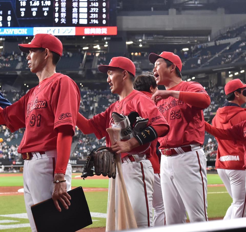 　勝利をあげ、矢野（中央）と出迎える新井監督（右）＝撮影・中島達哉