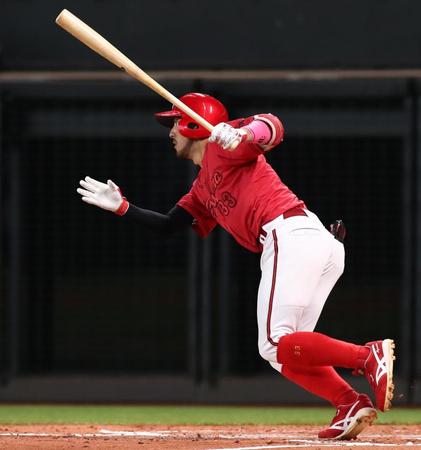 　３回、同点適時二塁打を放つ菊池（撮影・中島達哉）