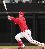 　５回、先制ソロを放つ坂倉（撮影・中島達哉）