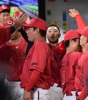 　３回、ベンチでナインに迎えられる菊池（中央）＝撮影・中島達哉