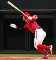 　３回、同点適時二塁打を放つ菊池（撮影・中島達哉）