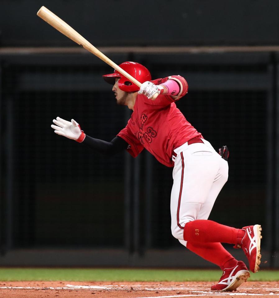 　３回、同点適時二塁打を放つ菊池（撮影・中島達哉）