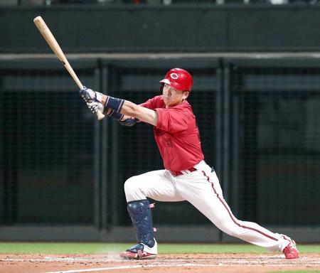 　５回、勝ち越しとなる適時打を放つ野間（撮影・中島達哉）