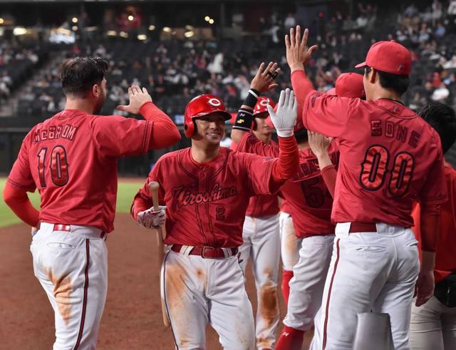 カープ田中広輔　４年またぎ不敗神話継続の３ラン　「神様も打たせてくれるだろう」上本の負傷交代で緊急出場