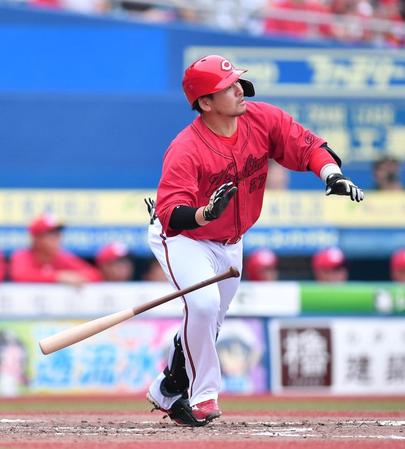 　３回、同点の中越えソロを放つ会沢（撮影・開出牧）