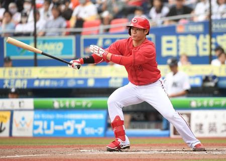 　７回、会沢の代打・坂倉は左前安打を放つ（撮影・佐藤厚）