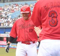 　３回、会沢は中越えに１号同点ソロを放ち、ナインに迎えられる（撮影・佐藤厚）