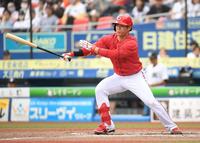 　７回、会沢の代打・坂倉は左前安打を放つ（撮影・佐藤厚）