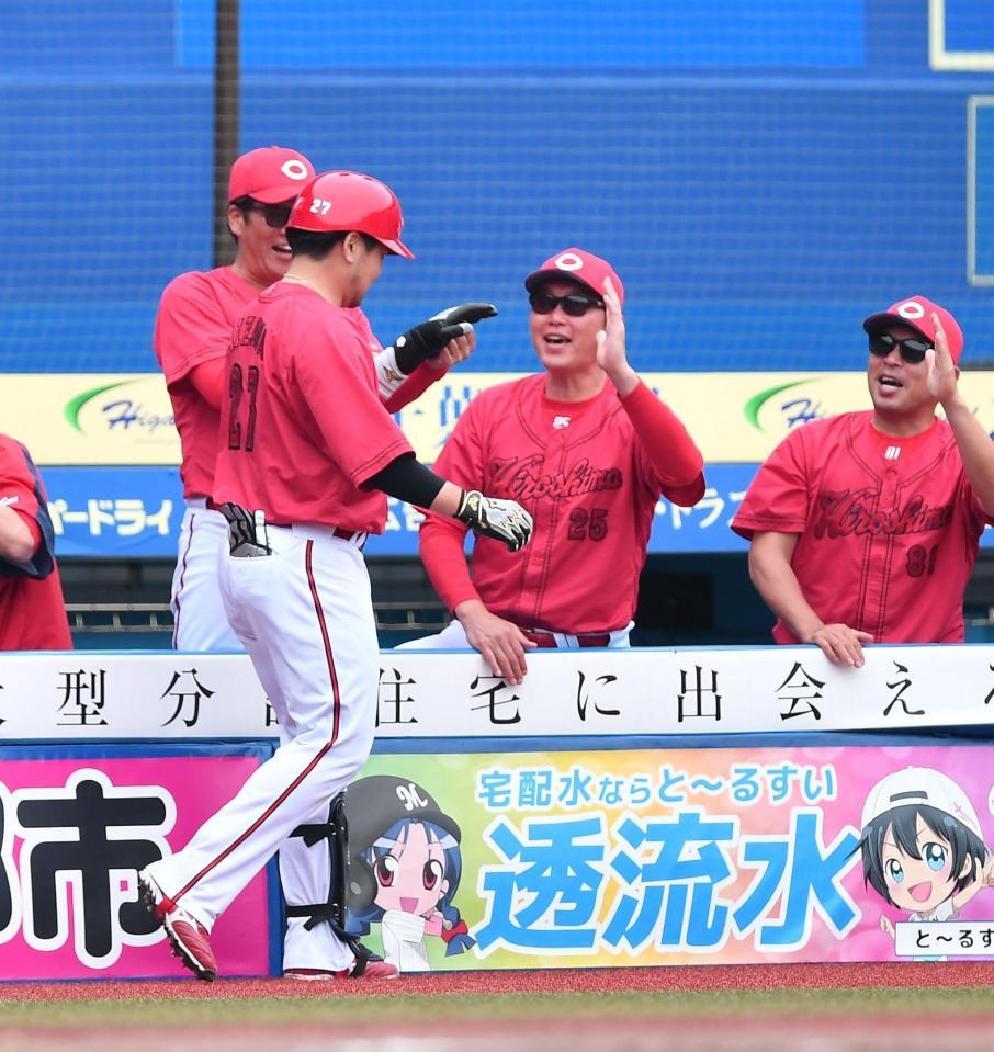 　３回、同点の中越えソロを放った会沢（左手前）とタッチを交わす新井監督（右から２人目）＝撮影・開出牧