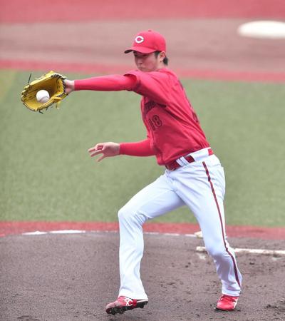 　１回、藤岡の打球を好捕する森下（撮影・開出牧）