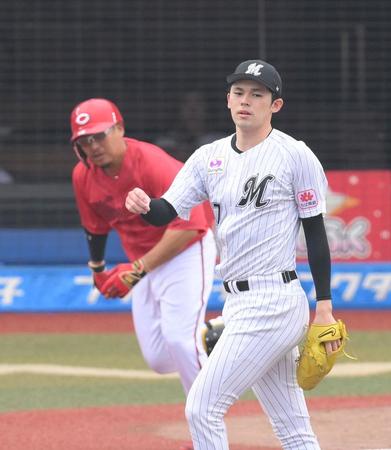 　５回、松山（奥）に中前打を浴びた佐々木朗（撮影・伊藤笙子）