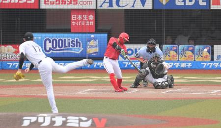 　５回、佐々木朗（手前）の１６５キロをカットし粘る羽月（撮影・伊藤笙子）