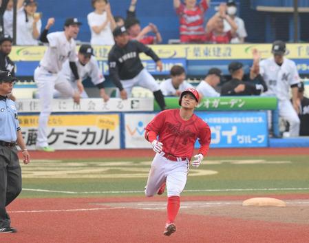 　９回、一打逆転の場面で左飛に倒れた田中（中央）＝撮影・伊藤笙子