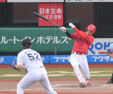 　９回、益田（手前）からライトへ適時打を放つ秋山（撮影・伊藤笙子）