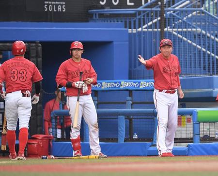 　９回、代打・菊池（左端）を告げる新井監督（右）＝撮影・開出牧