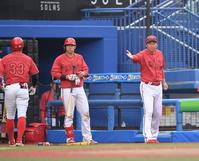 　９回、代打・菊池（左端）を告げる新井監督（右）＝撮影・開出牧