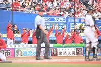 　５回、羽月が左前２点適時打を放ち大喜びの新井監督（左から２人目）ら広島ナイン（撮影・開出牧）