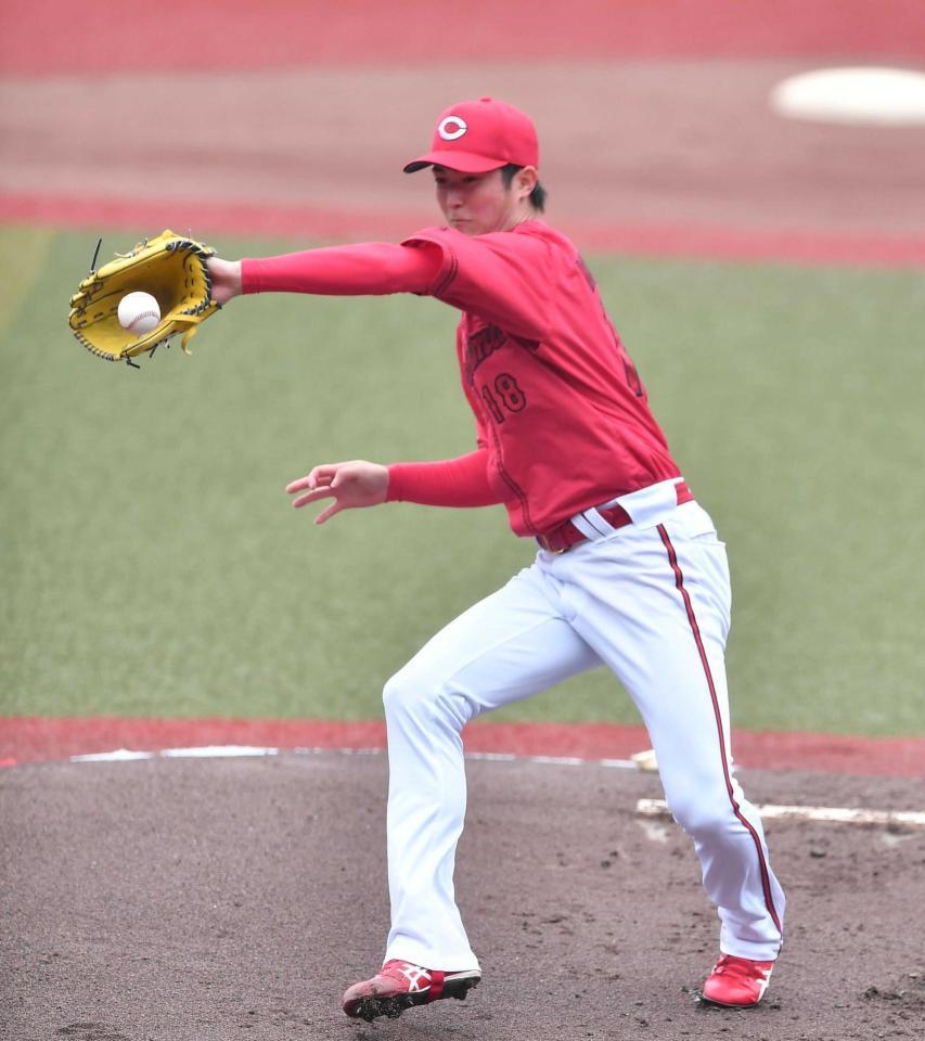 　１回、藤岡の打球を好捕する森下（撮影・開出牧）