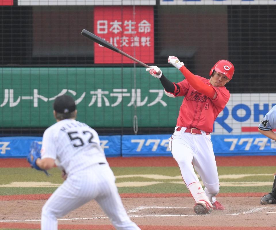 　９回、益田（手前）からライトへ適時打を放つ秋山（撮影・伊藤笙子）