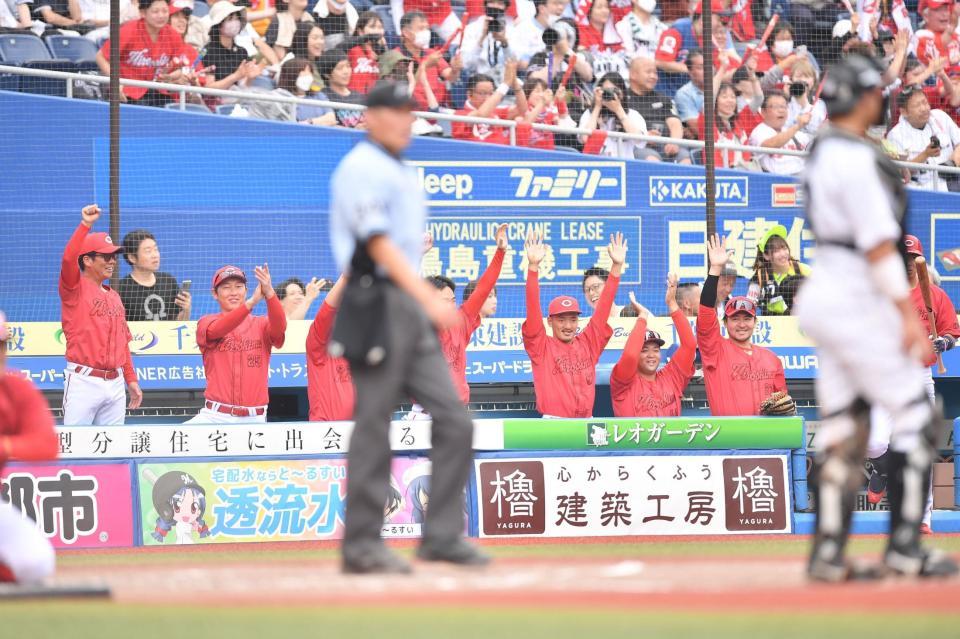 　５回、羽月が左前２点適時打を放ち大喜びの新井監督（左から２人目）ら広島ナイン（撮影・開出牧）