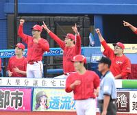 　９回、秋山の適時打で１点差に迫り、盛り上がる新井監督（中央）ら広島ベンチ（撮影・伊藤笙子）