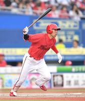 　９回、右前適時打を放つ秋山（撮影・開出牧）