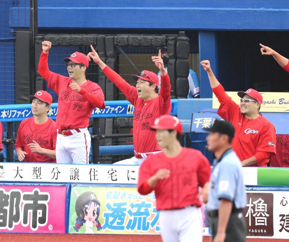 　９回、秋山の適時打で１点差に迫り、盛り上がる新井監督（中央）ら広島ベンチ（撮影・伊藤笙子）