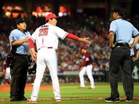 広島・新井監督　ベンチ飛び出し猛烈抗議も…判定覆らず　野間のスリーフィートオーバーでアウトの判定に