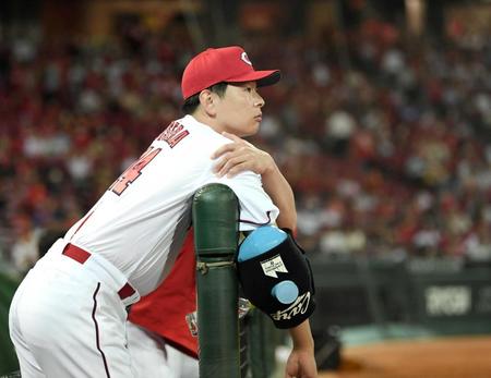 　８回、ベンチから戦況を見つめる大瀬良（撮影・田中太一）