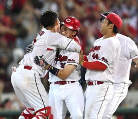 広島が今季３度目サヨナラ勝ち　連敗３でストップ　野間が「ラッキー」４年ぶりサヨナラ打　一塁ベース当たり大きく跳ねる