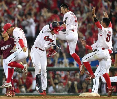 　サヨナラ打を放った野間は菊池らから手荒い祝福を受ける（撮影・田中太一）