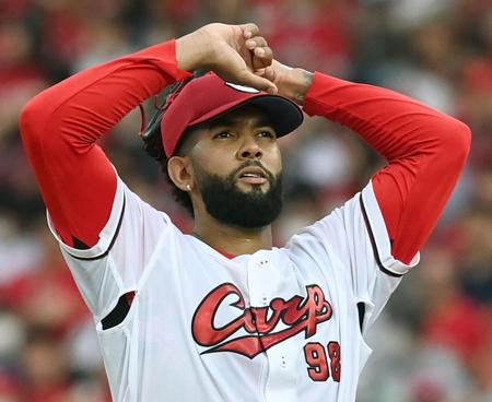 　２回、小郷に適時打を許し、悔しがるコルニエル（撮影・田中太一）