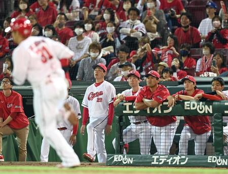 　９回、最後の打者となった坂倉（手前）の打球を見上げる栗林（奥左）と島内（撮影・田中太一）