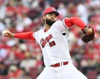 　先発し投げ込むコルニエル（撮影・田中太一）