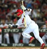 　６回、勝ち越し適時打を放つ上本（撮影・田中太一）