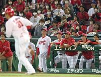 　９回、最後の打者となった坂倉（手前）の打球を見上げる栗林（奥左）と島内（撮影・田中太一）