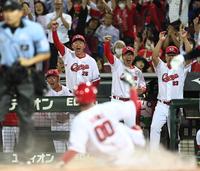 　６回、上本の勝ち越し適時打で曽根が生還。驚異の粘りにガッツポーズを決める新井監督（左）と藤井ヘッドコーチ（撮影・田中太一）