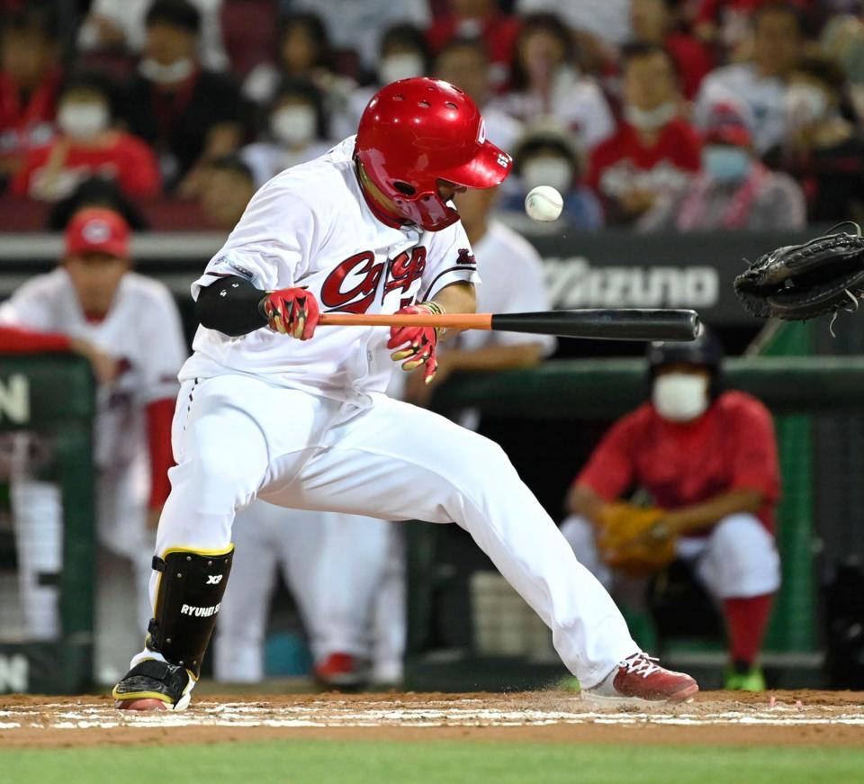 　６回、松山が頭部に死球を受ける